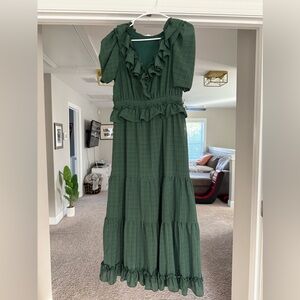 Green short sleeve dress.